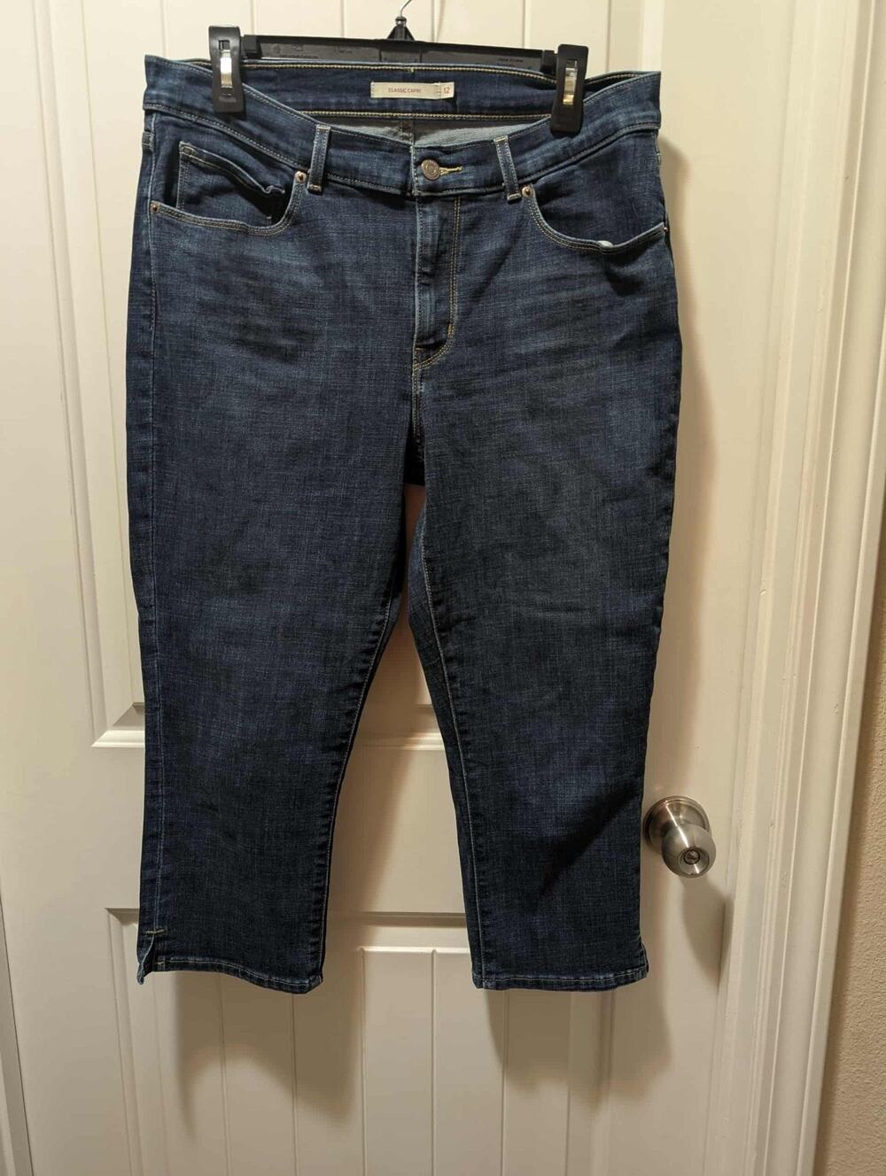 Levis Women’s Size 12 Classic Capri Blue Denim Cropped Summer Jean